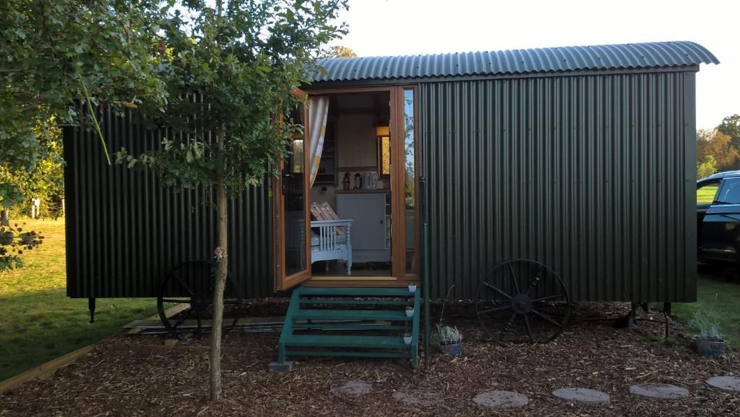 Glamping Malvern Shepherd Hut エクステリア 写真